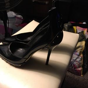 authentic gucci shoe worn but well taken care of